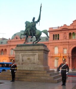 17. Casa Rosada y estatua ecuestre de San Martín. Buenos Aires (Argentina). 19 de octubre de 2001.