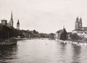 2. Río Limmat y las torres de las iglesias Fraumünster, Peterskirche y Grossmünster. Zúrich (Suiza). 20 de agosto de 1967.
