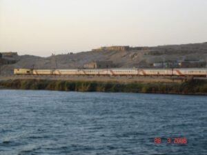 21. Línea ferroviaria paralela al río Nilo, entre Luxor y Edfú (Egipto). 28 de marzo de 2006.