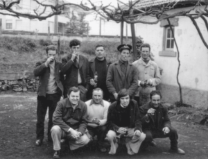3. Ángel Mato y José Girón con un grupo de ferroviarios. Braganza (Portugal). 27 de abril de 1974.
