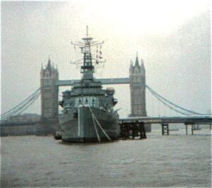 8. Río Támesis, el crucero Belfast y el Puente de la Torre. Londres (Reino Unido). 24 de septiembre de 1991.